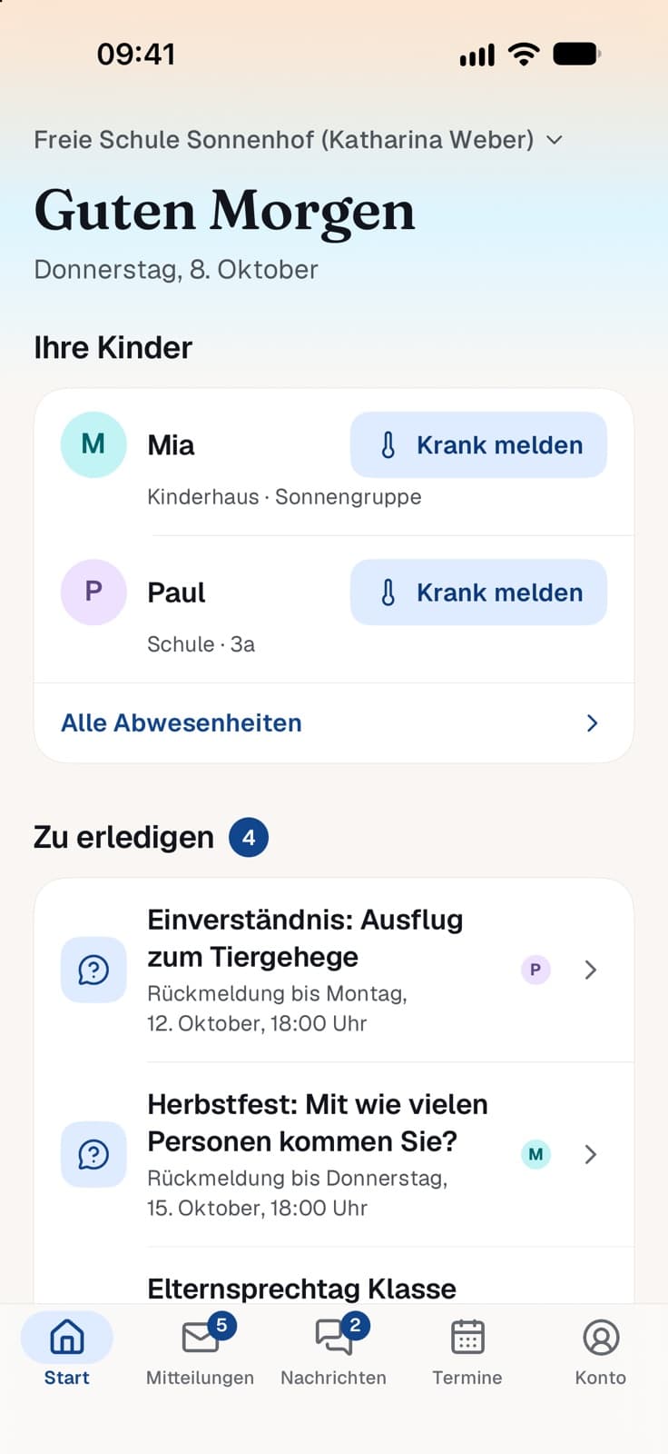 Startseite der Schulapp mit beiden Kindern, „Krank melden" und vier offenen Aufgaben